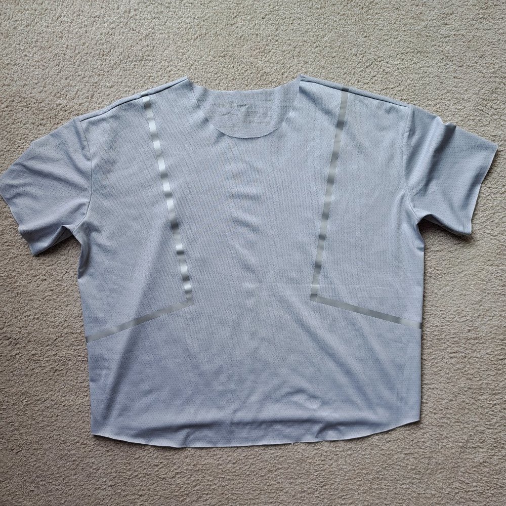 Sports Illustrated silver tee/tshirt/top - size medium